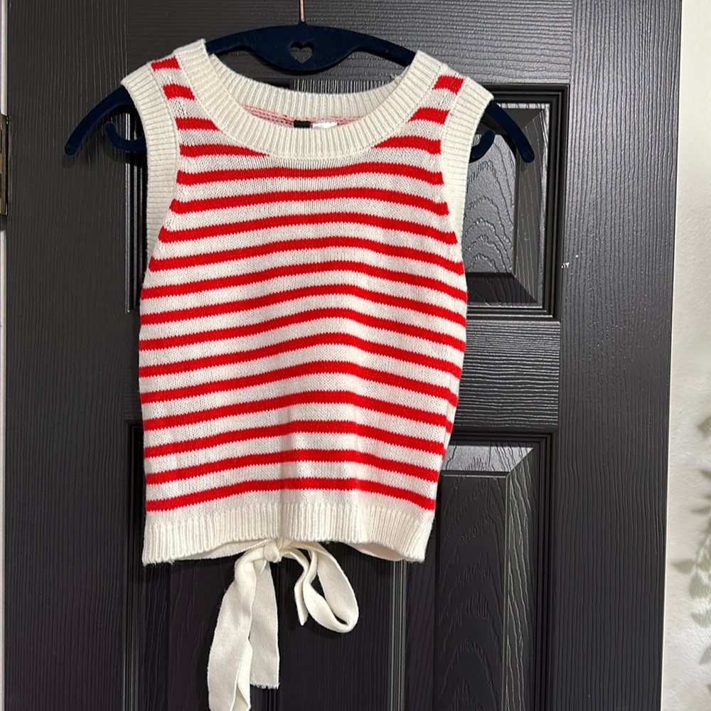 Sleeveless sweater top